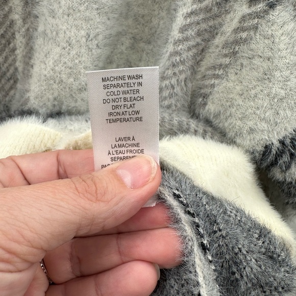 INDUSTRY CLASSIC soft pearl button clueless woman sophisticated cardigan. SM - Picture 10 of 13